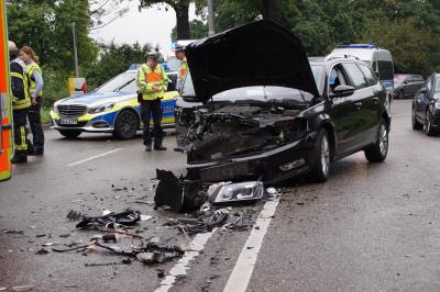 Stuttgart Sued: Frontalzusammenstoss zweier PKW 